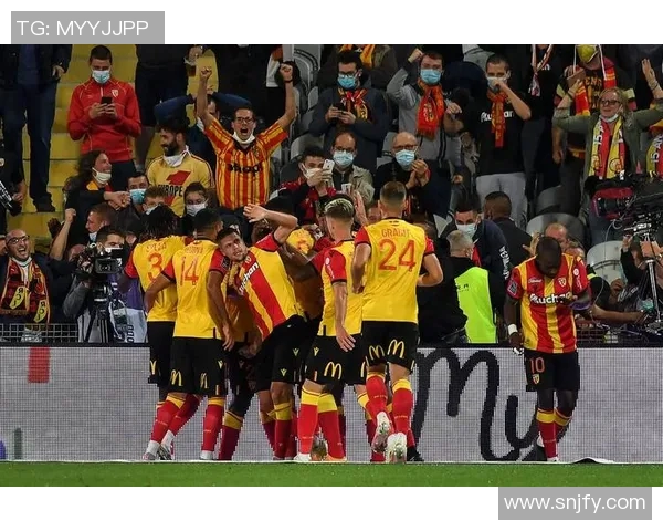 足球中场黄金组合解析:掌控比赛节奏的战略布局与默契配合 足球中场黄金组合解析:掌控比赛节奏的战略布局与默契配合